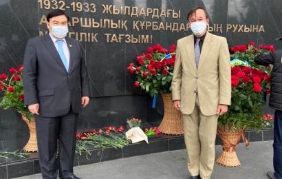 Н.Назарбаев орталығының Басқарма Төрағасы Болат Сәрсенбаев саяси қуғын-сүргін құрбандарын еске алу күнінде ескерткішке гүл шоқтарын қойды