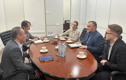 2025 жылдың 17 наурызда Конфессияаралық және дінаралық диалогтың халықаралық Орталығының Басқарма Төрағасының орынбасары Б. Бәкіров пен Қазақстан діни бірлестіктер қауымдастығының төрағасы А. Клюшевтің кездесуі өтті.