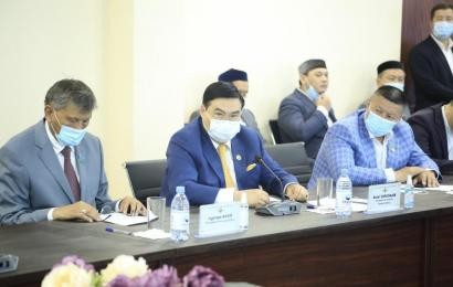 Конфессияаралық және өркениетаралық диалогты дамыту жөніндегі  Н. Назарбаев орталығының Басқарма Төрағасы Болат Сәрсенбаев  «Ихсан – рухани тәрбие негізі» кітабының тұсаукесеріне қатысты